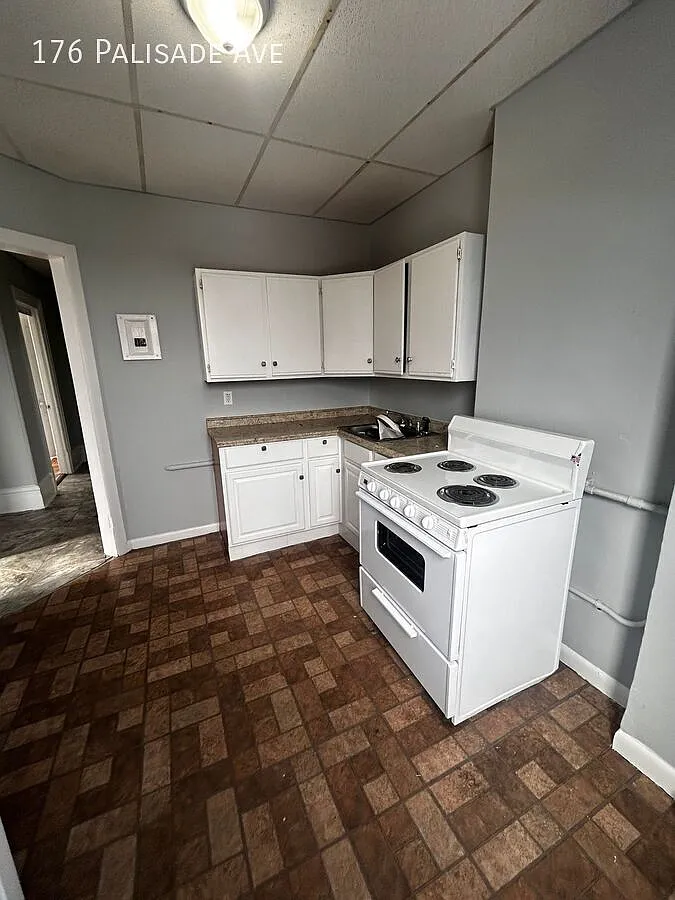 3 bed, $2,700 — Photo 2