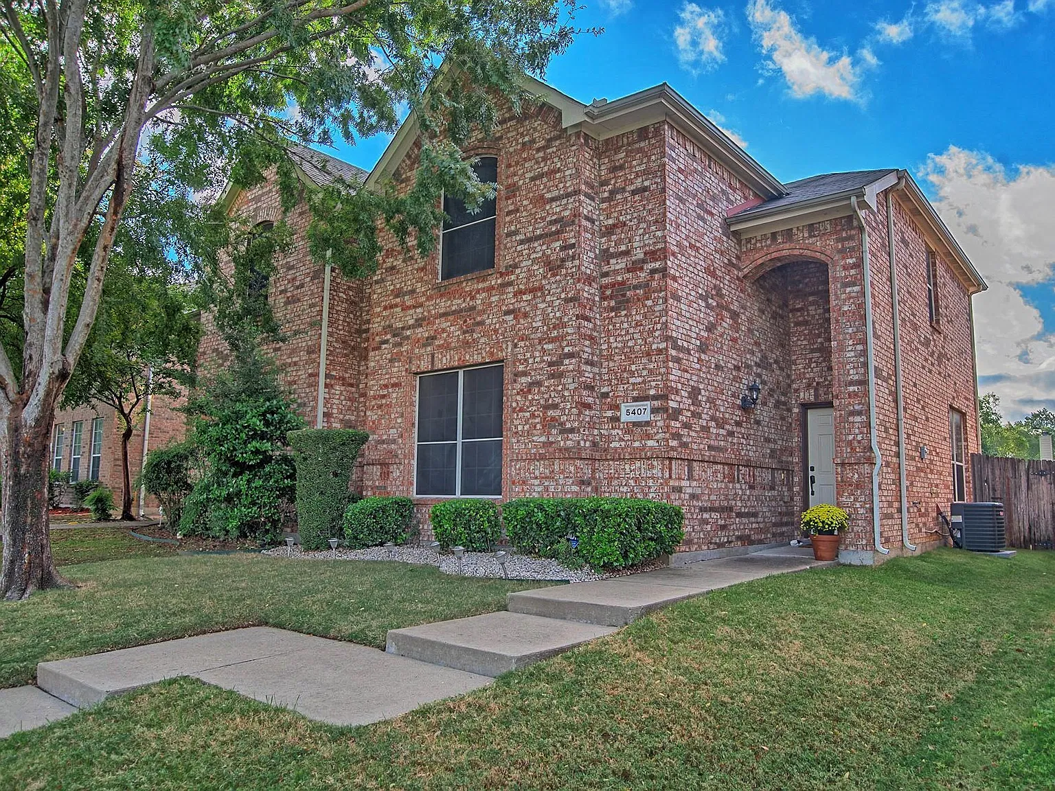 3 bed, 2.5 bath, 1699 sqft, $2,400 — Photo 2