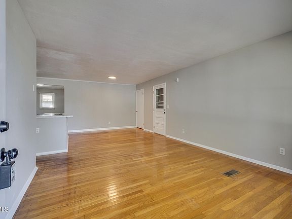 5th image of 205 Meridale Dr