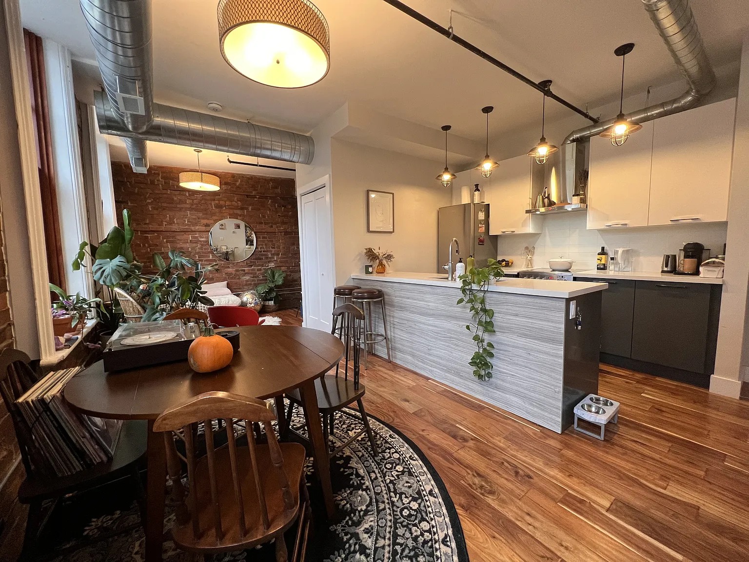2 bed, 1.0 bath, 635 sqft, $2,540 — Photo 2