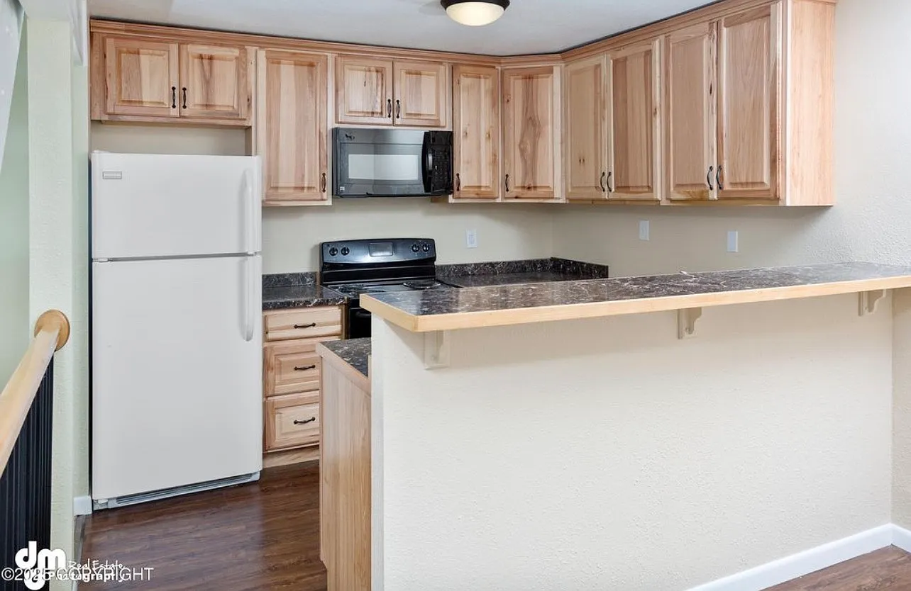 3 bed, 1228 sqft, $2,200 — Photo 3