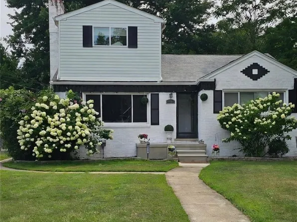8586 Superior Ave, Center Line, MI 48015