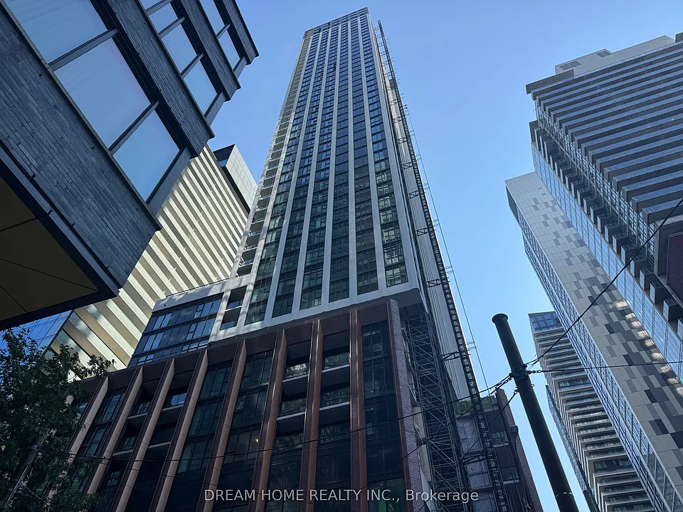 400 King St W #521