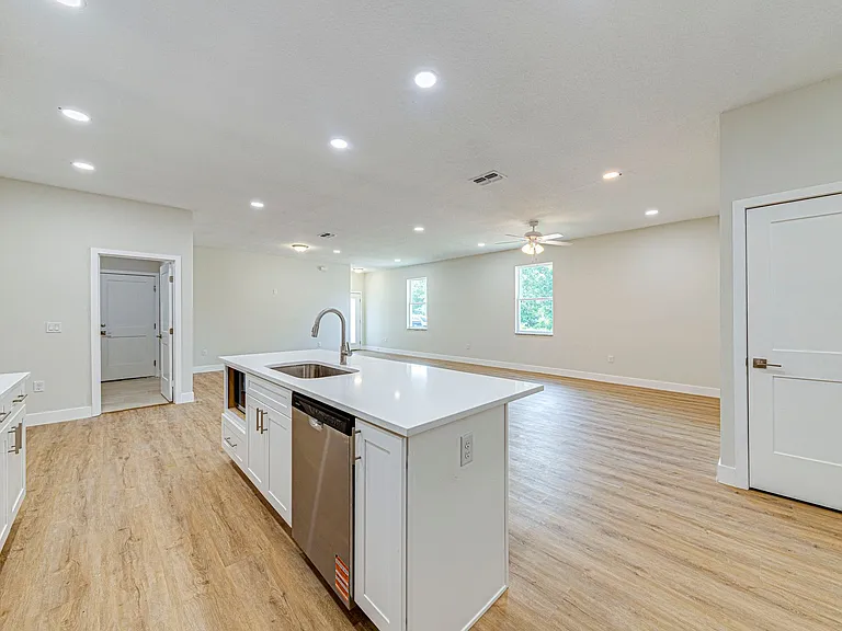 241 N Pine Ave — Photo 7