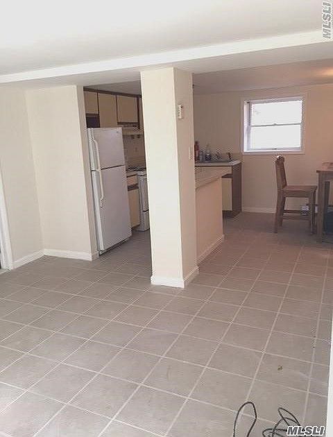 1st image of 4 Carriage Ln