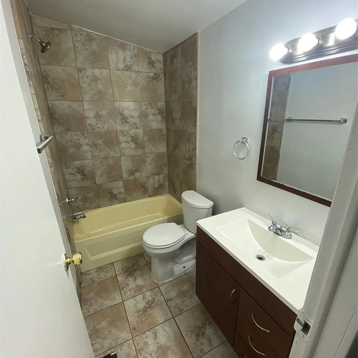 3 bed, 2.0 bath, 1368 sqft, $1,250 — Photo 3