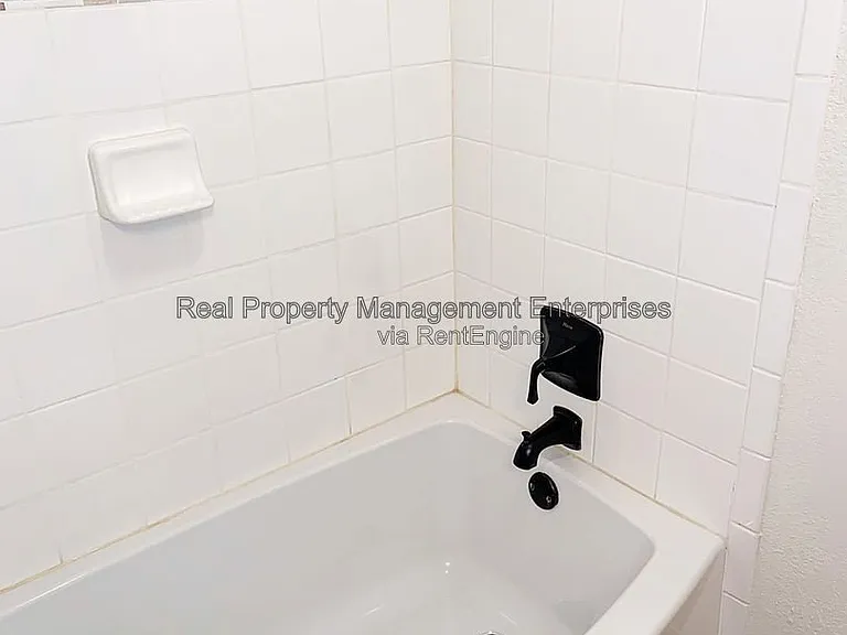 204 W 10th St — Photo 38