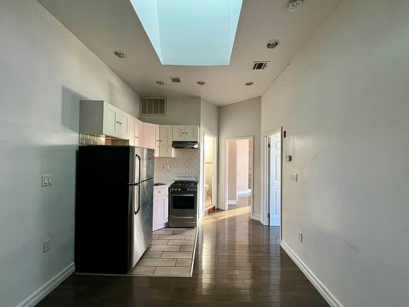 4th image of 515 Washington Ave APT 2