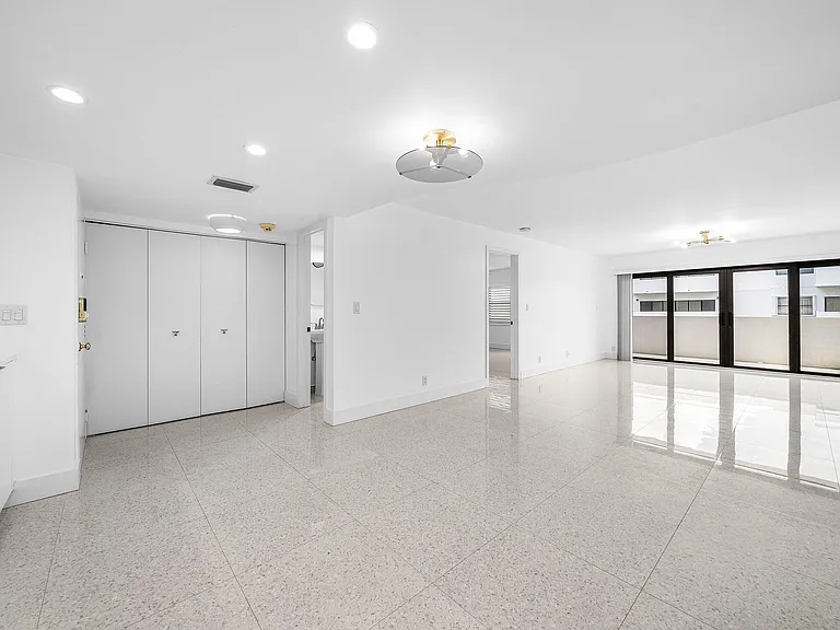330 SE 20th Ave #408 — Photo 6