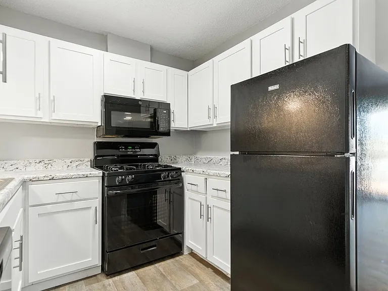 Brookwood on 86th - Move-In Today and Receive a $500 Visa Gift Card! — Photo 28