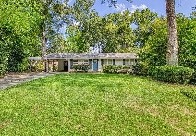 212 Hilltop Dr — Photo 1