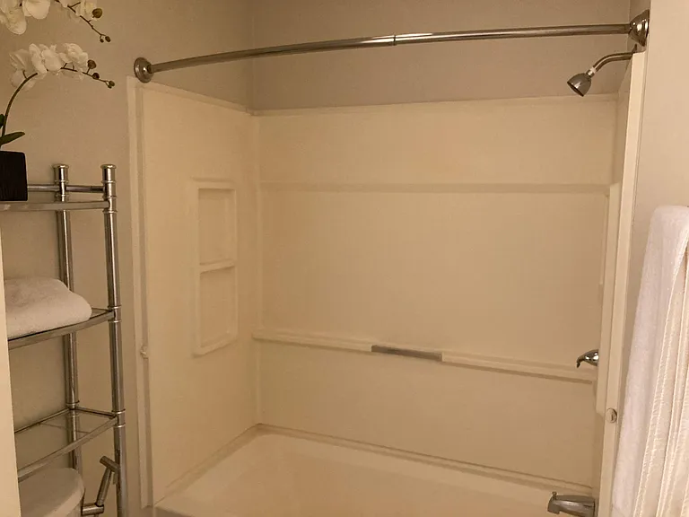 Shower/tub combo in full bath