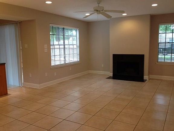5th image of 4122 Loire Dr APT A