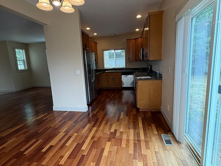 2105 NE Cleveland Ave — Photo 6