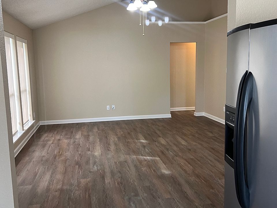 1st image of 10616 Cobblestone Dr