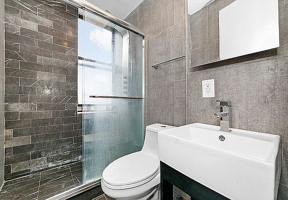 4th image of 1661 Park Ave #1F