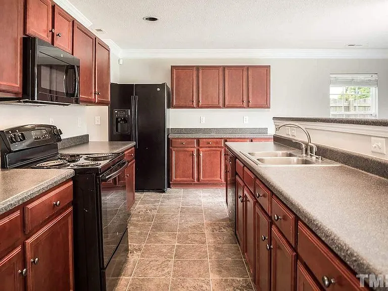 611 Magna Dr — Photo 5