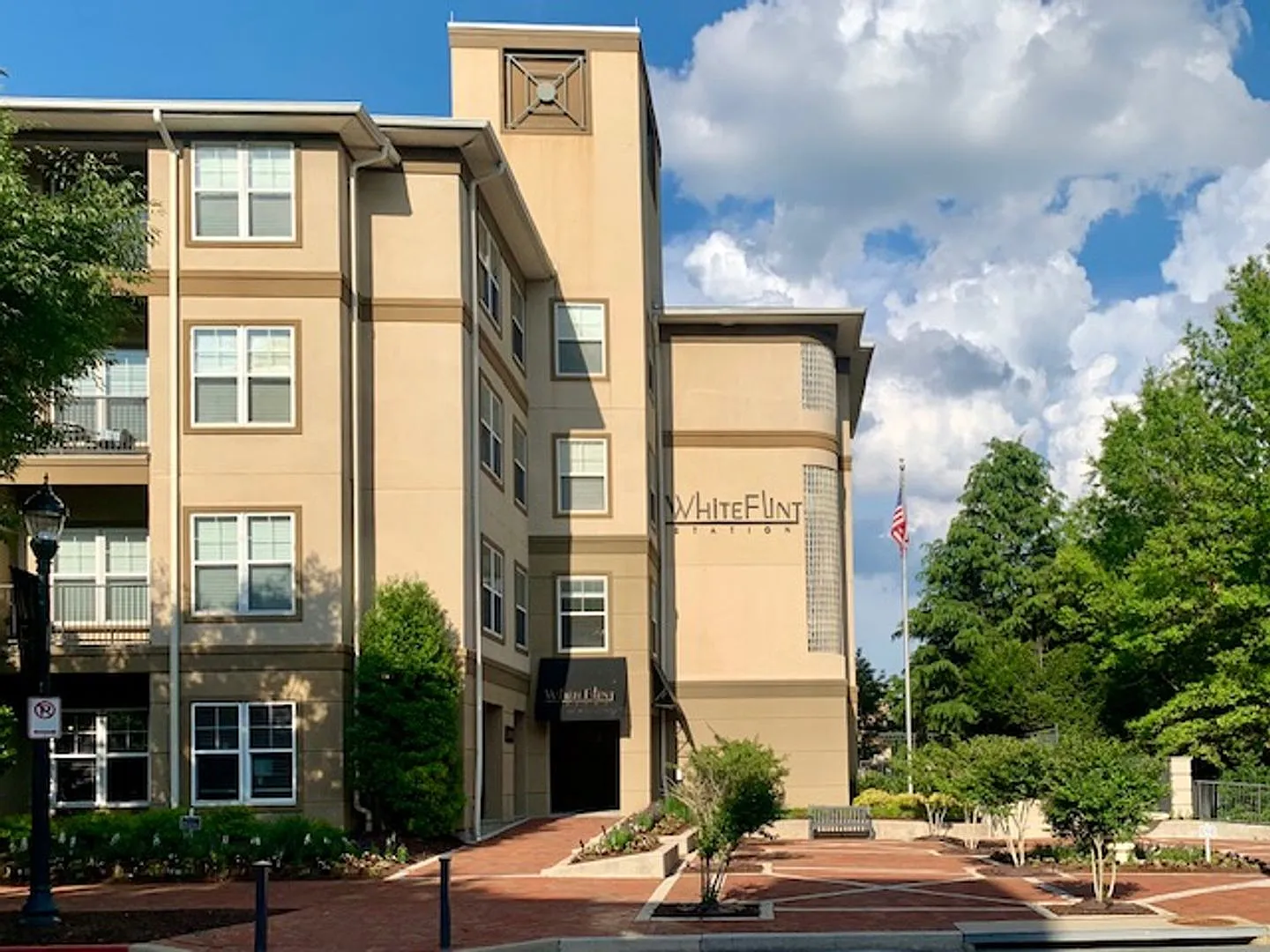 Location, location, location!! 1 BR 1 BA walk to metro and all amenities — Photo 2