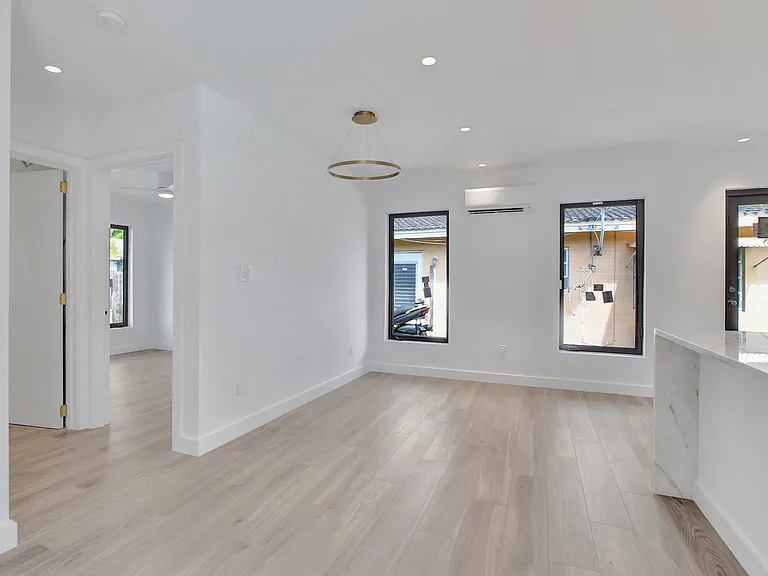 1361 SE 4th St #3 — Photo 9