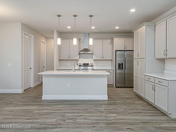 4th image of 575 De Leon Ct NW