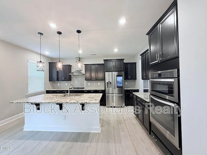 4 bed, 2.5 bath, $2,500 — Photo 4
