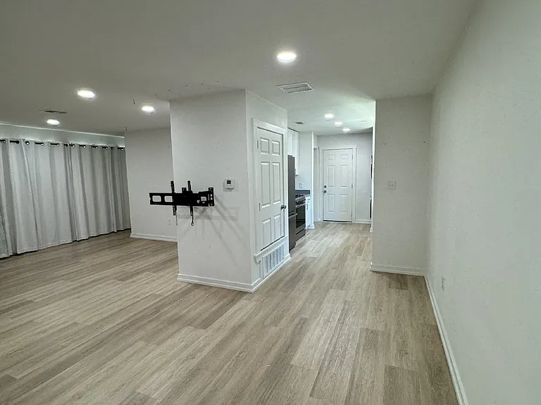 700 Hines Ave — Photo 10