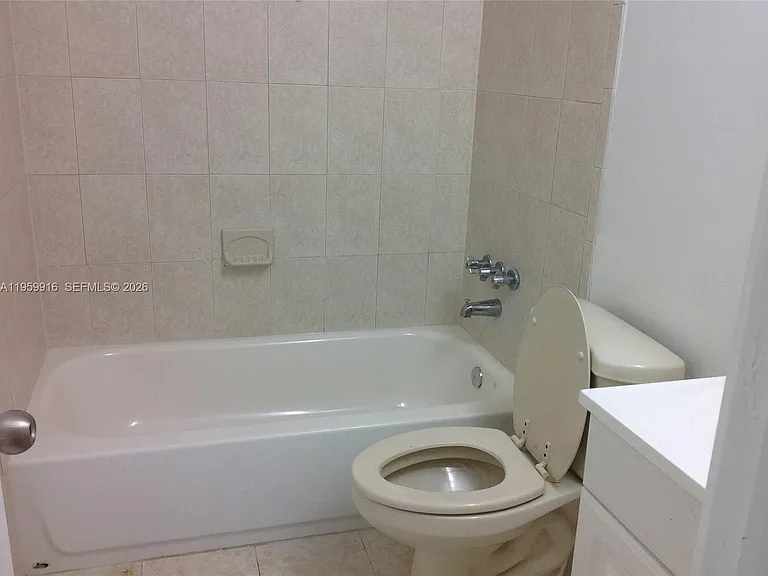 280 SW 11th Ave #5 — Photo 4