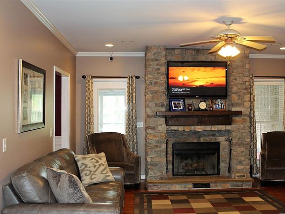 5th image of 827 Memorial Cir