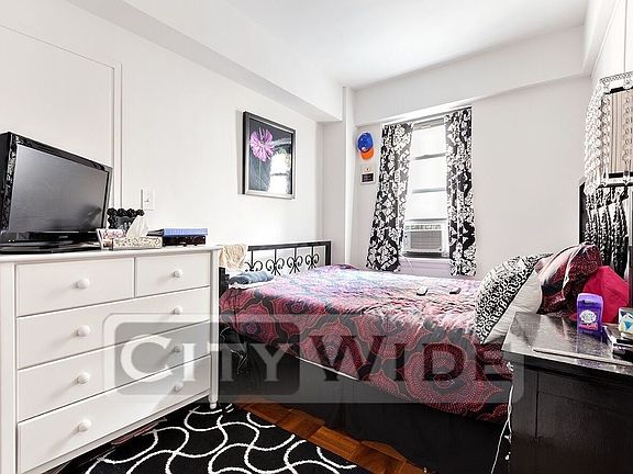 3rd image of 157 E 57th St #4S
