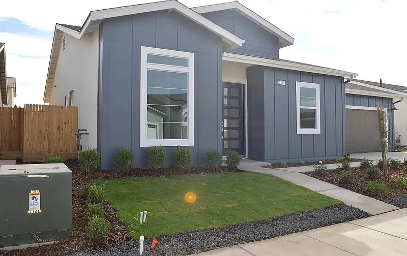 4 bed, 3.0 bath, 2376 sqft, $2,500 — Photo 2