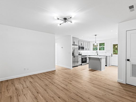 4th image of 136 Boatman St