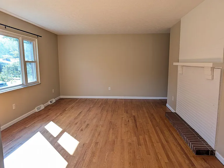 5253 Vernadale Dr — Photo 6