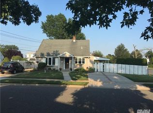 127 Wolcott Rd, Levittown, NY 11756