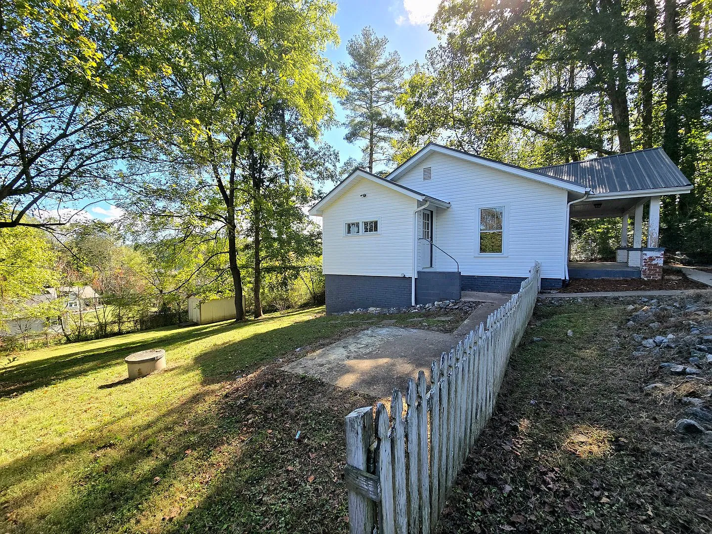 Cozy Lenoir 2/1 Bungalow with Fenced Yard on Cul-de-Sac — Photo 3