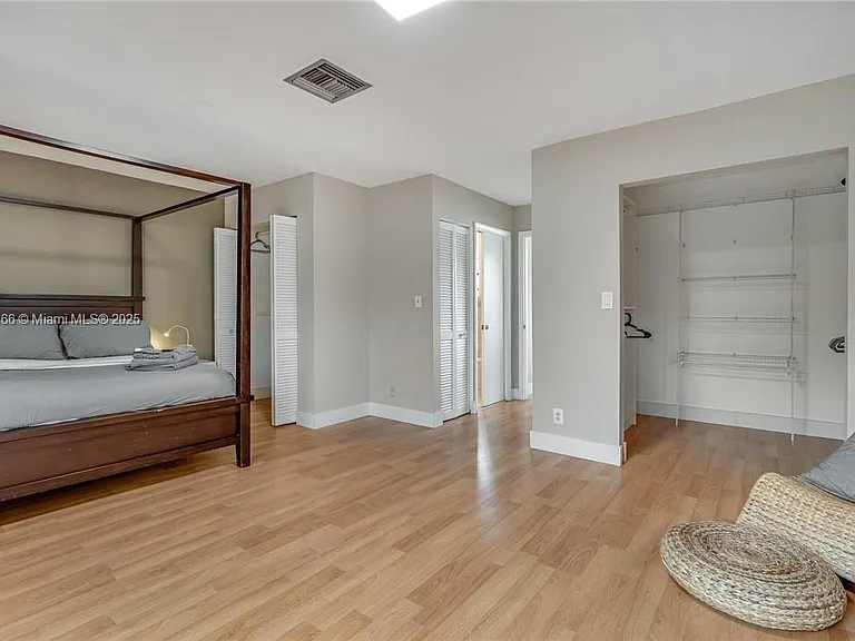 2530 NE 9th St — Photo 11