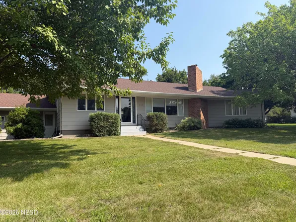 215 12th Ave NE, Watertown, SD 57201