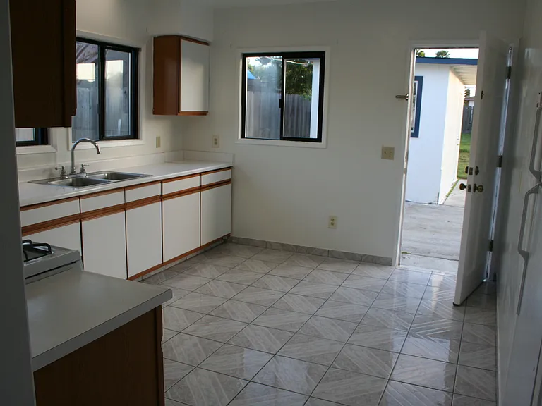 10860 Seymour St — Photo 7