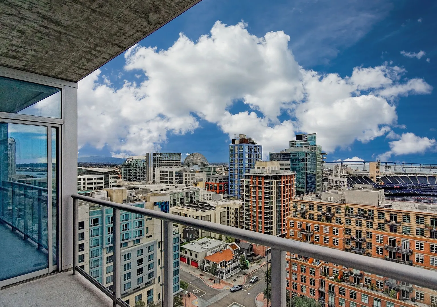 Large 2bed/2ba Condo at The Mark with amazing views! — Photo 1