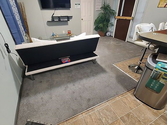 4th image of 33 Barwood Cir