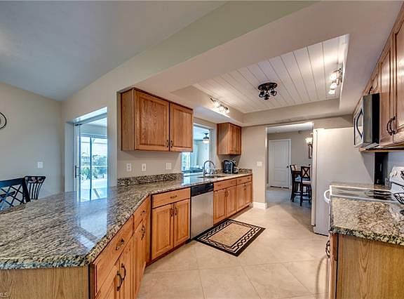 5th image of 609 NW 36th Pl