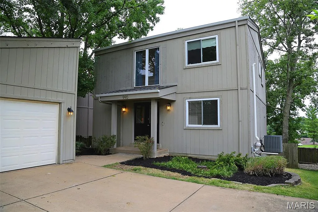 990 Imperial Point photo 1