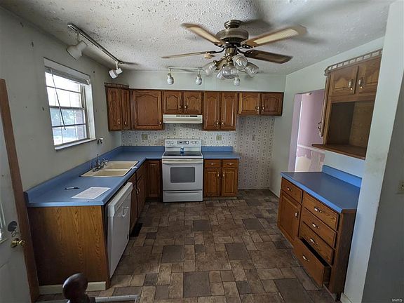 4th image of 3132 Carlson Ave