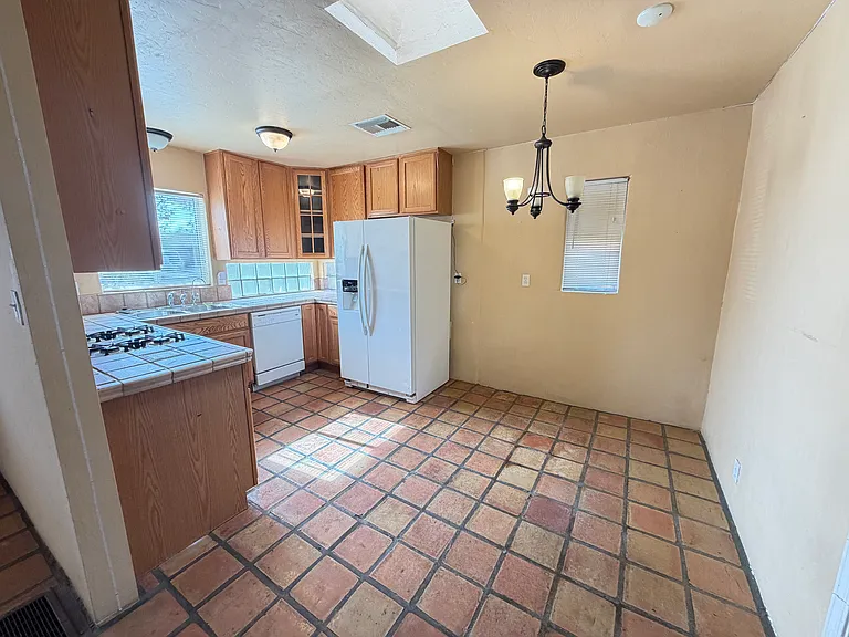 1027 E Blanton Dr — Photo 10