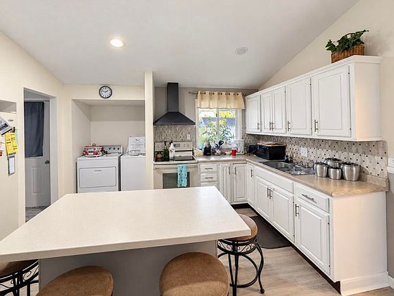 5th image of 821 Rosedale Ave