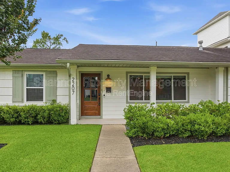 2207 Saxon Dr — Photo 5