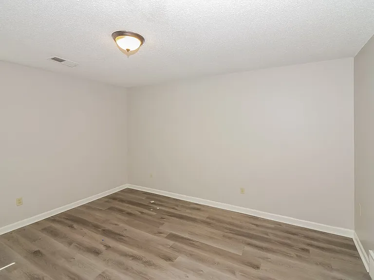 476 Griffon Dr — Photo 17