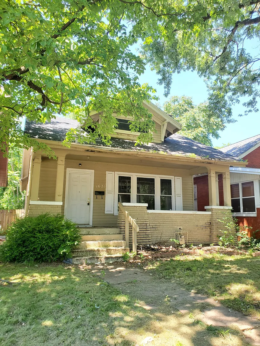 1621 S Linwood Ave photo 1