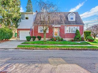 2 Baxter Ave, New Hyde Park, NY 11040