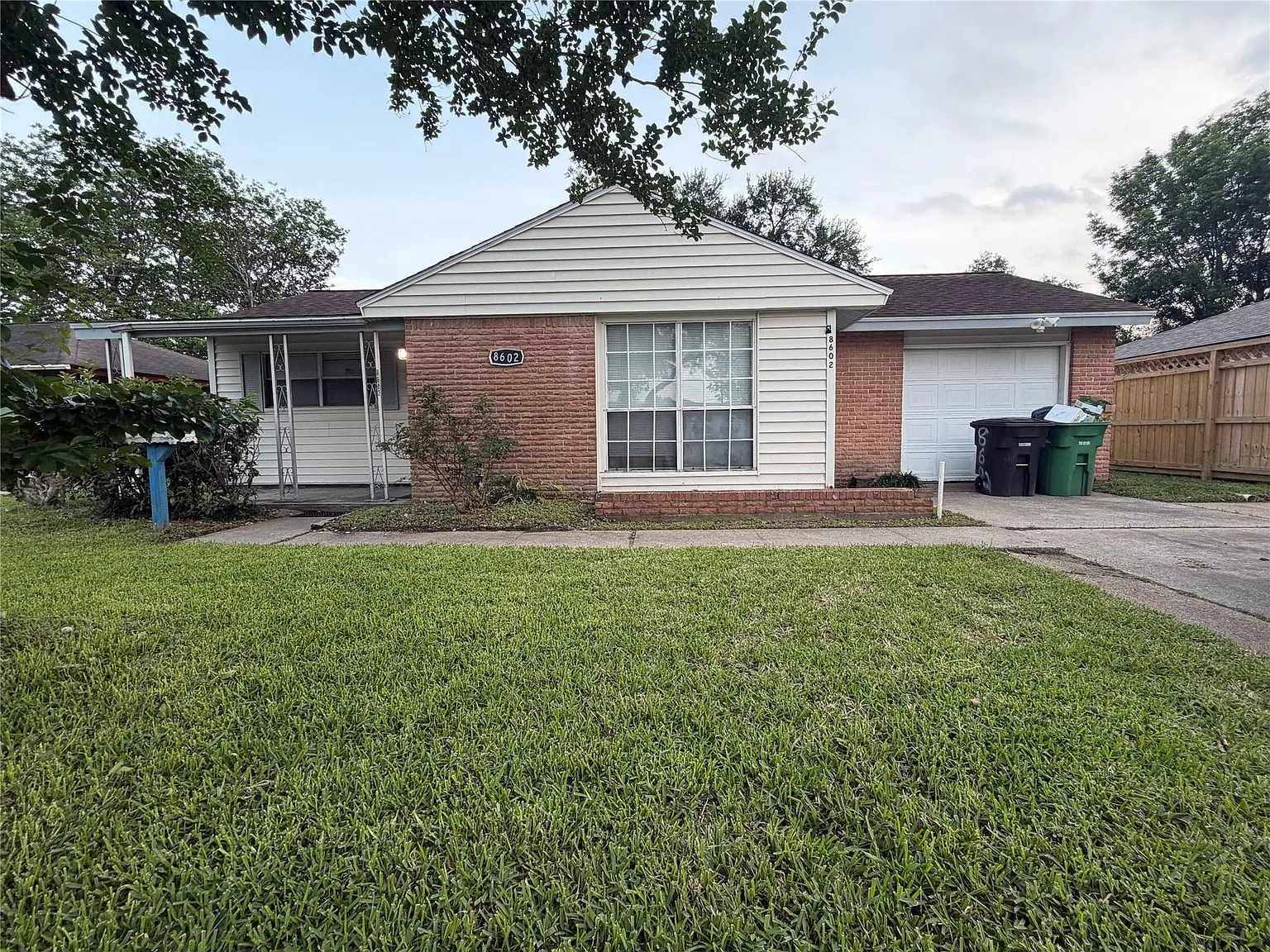 3 bed, 1.0 bath, 1103 sqft, $1,800 — Photo 1