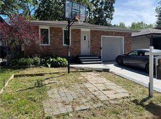 525 Fallingbrook Dr, Waterloo, ON N2L4N2